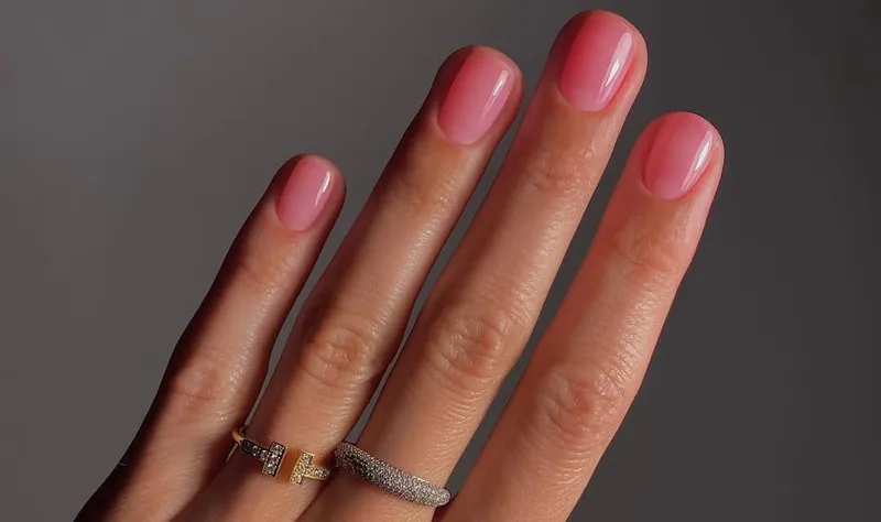 Jelly Nails: Der transparente Nageltrend wirkt jetzt besonders modern