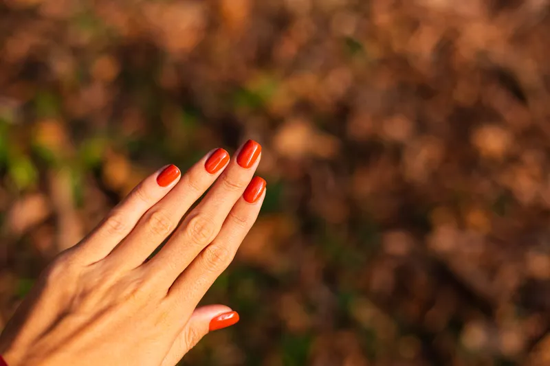 Rote Nägel Ideen: 6 Designs, die modern statt überladen wirken