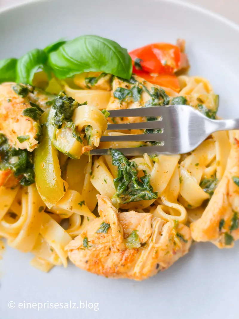 Cremige Hähnchen-Gemüse-Pfanne mit Frischkäse – schnelles Feierabendgericht in 30 Minuten