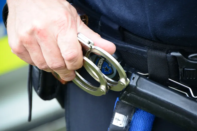 18-Jähriger nach mutmaßlichen Diebstählen aus Autos vorläufig festgenommen