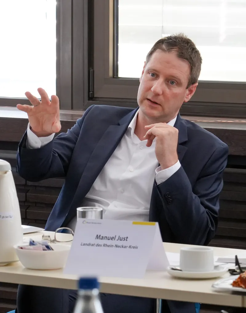 Landrat Manuel Just zwischen Ankommen und großen Herausforderungen