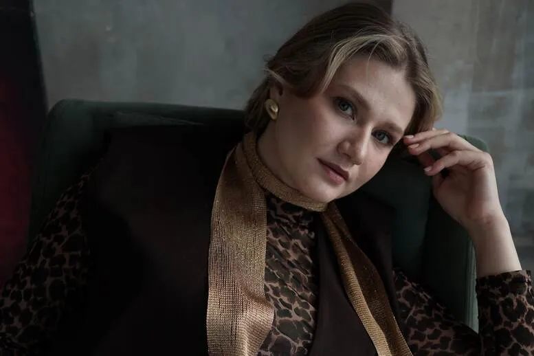 Ich interessiere mich für die Wahrheit. Auch wenn sie unbequem ist.“: Schauspielerin Aleksandra Rusanova über ihre künstlerische Transformation