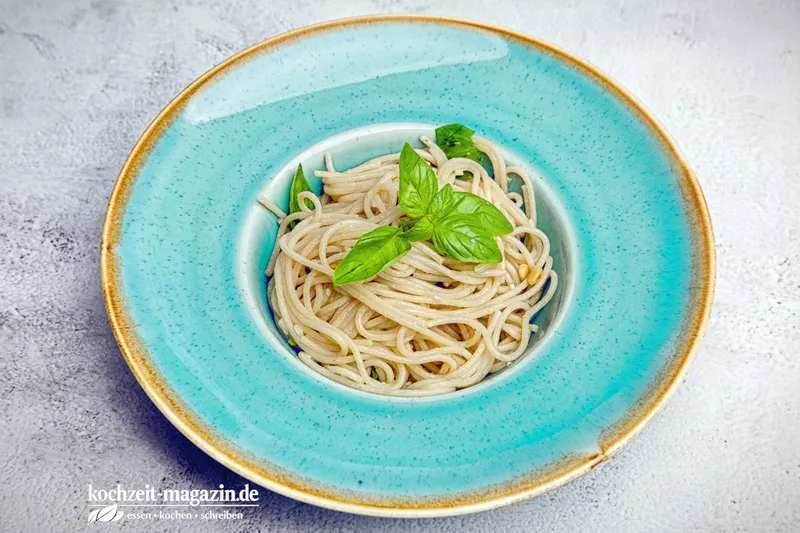 Zitronen Avocado Spaghetti, erfrischend, leicht, das Rezept ist in nur 25 Minuten zubereitet.