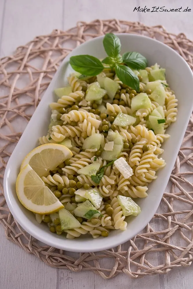 Nudelsalat mit Zitrone, Gurke und Basilikum