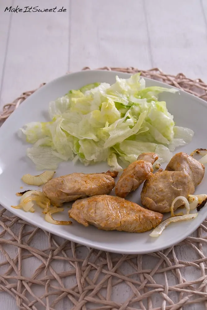 Puten Ministeaks aus der Heißluftfritteuse mit Zwiebeln