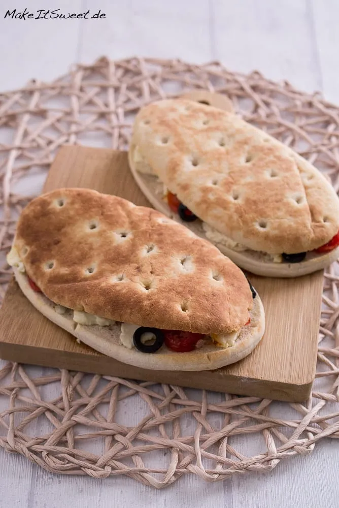 Panini aus der Heißluftfritteuse mit Feta, Oliven und Tomaten