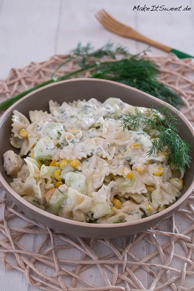 Nudelsalat mit Hähnchen, Mais und Gurke + Dill Dressing