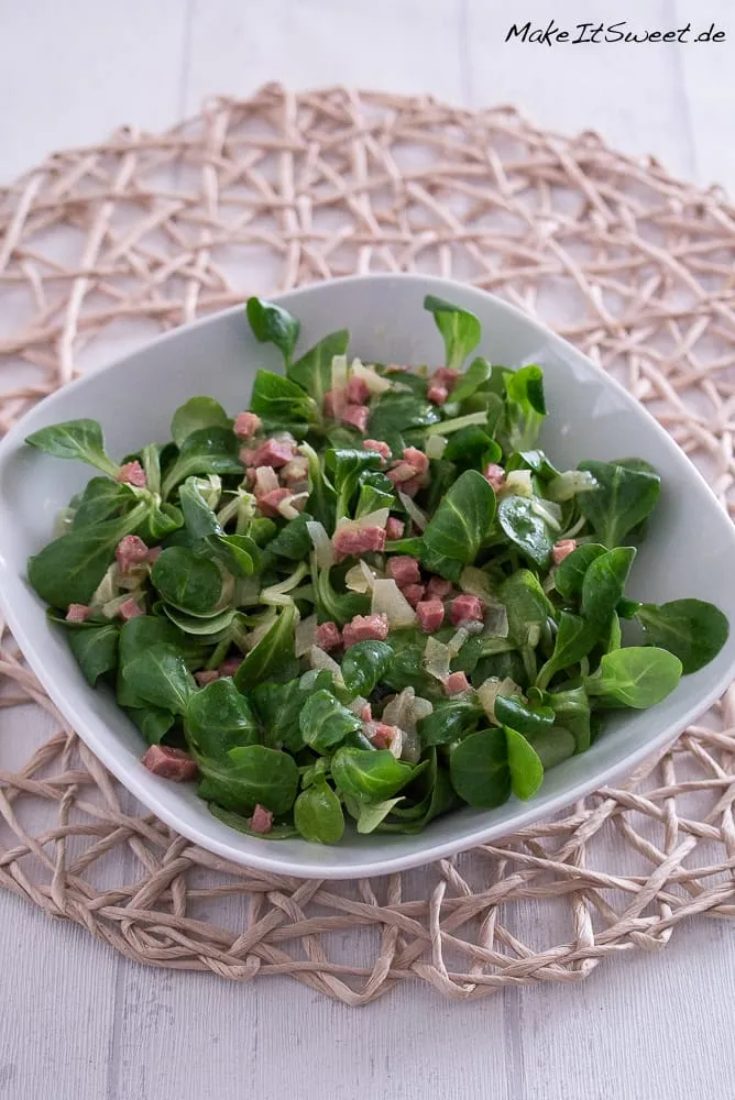 Feldsalat mit Speck und Brühe
