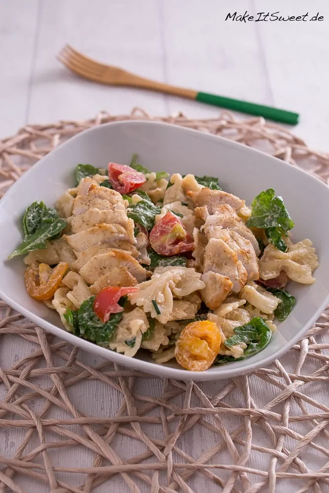 Nudelsalat mit Rucola, Hähnchen und Tomate + French-Dressing