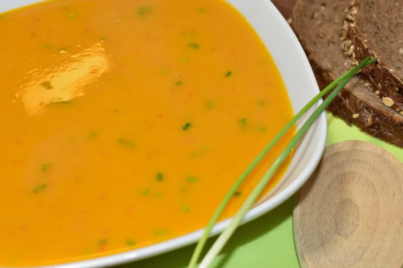 Feurige Kürbissuppe mit Schnittlauch