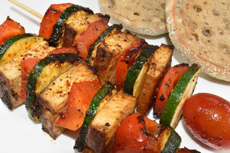 Tofu-Grillspieße mit Paprika und Zucchini