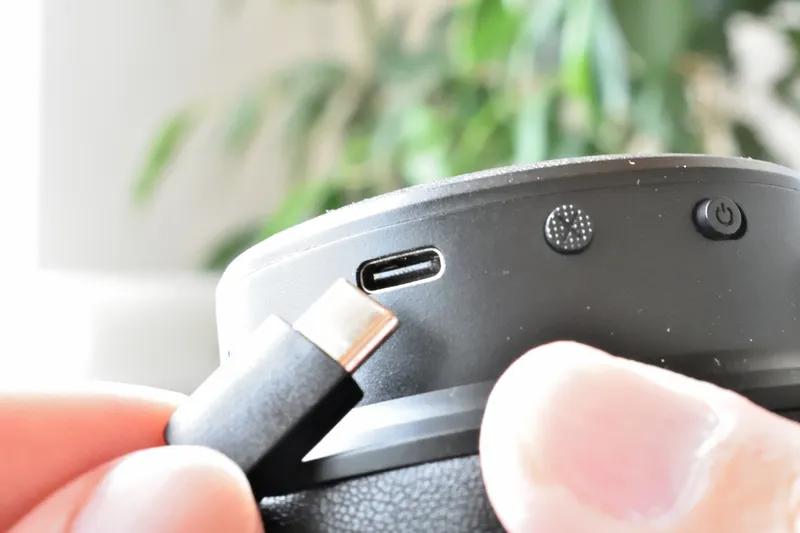 So bekommen Sie USB-Buchsen von Handy & Co. wieder sauber