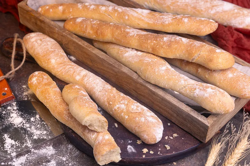 Rustikale Brotstangen aus Hefeteig