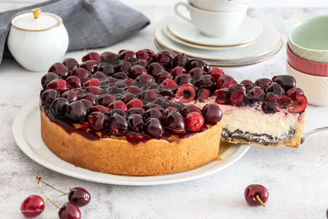 Frischer Kirsch-Mohn-Käsekuchen
