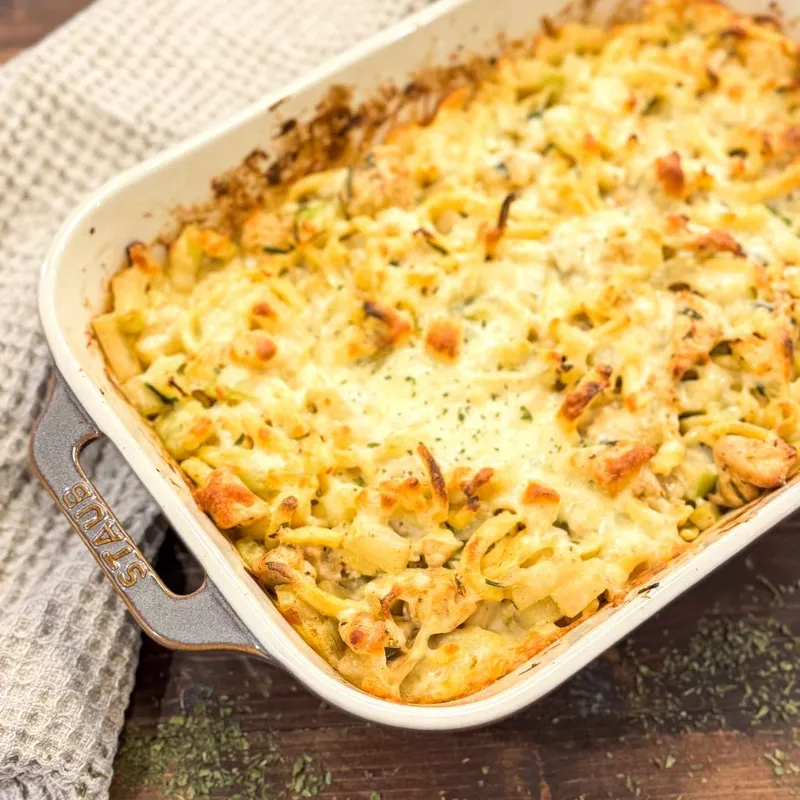 Cremiger Hähnchen-Spätzle-Auflauf mit Kohlrabi