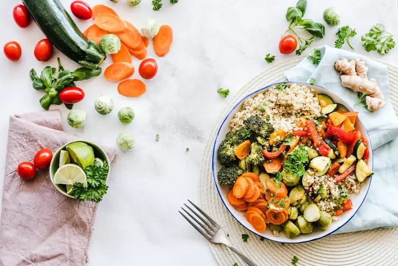 Gesund abnehmen – Mit Kaloriendefizit und ausgewogener Ernährung nachhaltig zum Ziel