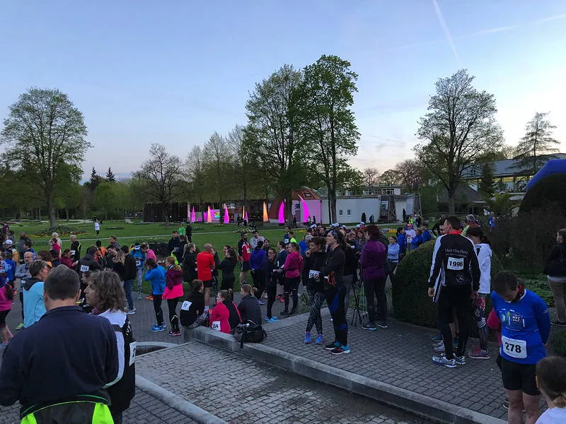 Leuchtend durch den Luftkurort – der 12. Stirnlampenlauf in Bad Dürrheim