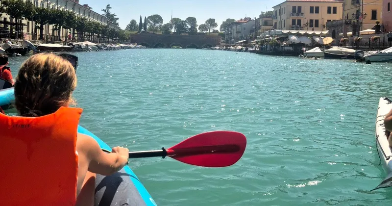 Einfache Kanutour entlang der Festungsmauern von Peschiera del Garda
