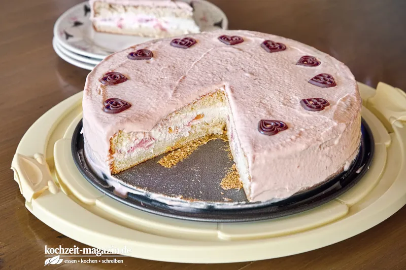 Frischkäsetorte mit Erdbeeren und Mango, fruchtiger Genuss zum Kaffee, ein weicher Traum