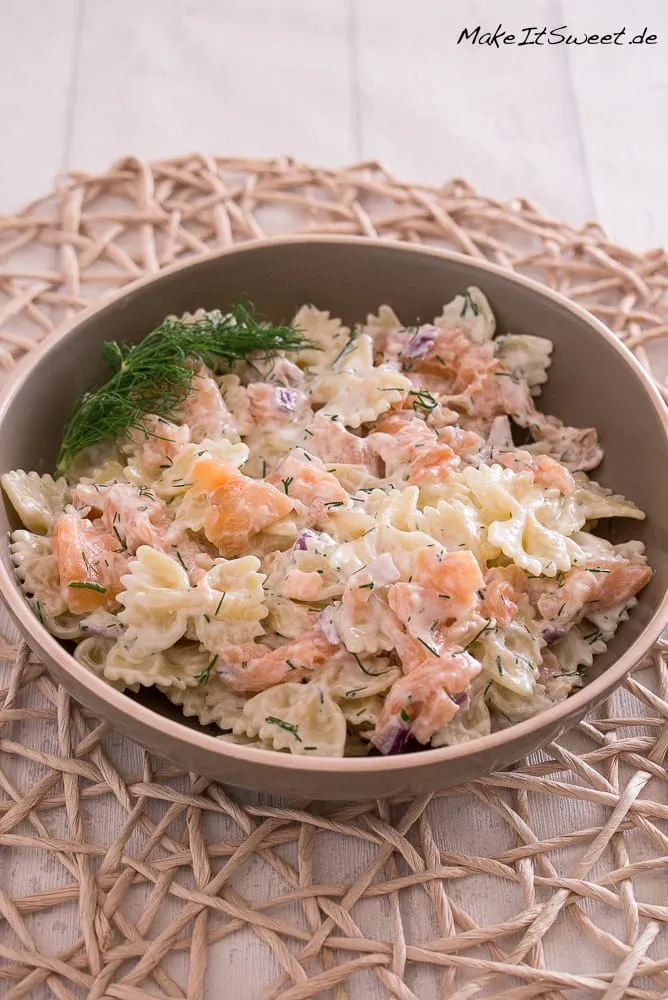 Nudelsalat mit Räucherlachs und Joghurt-Dill-Dressing