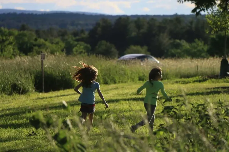 Sommerferien ohne Programm: Warum Kinder einfach draußen sein dürfen