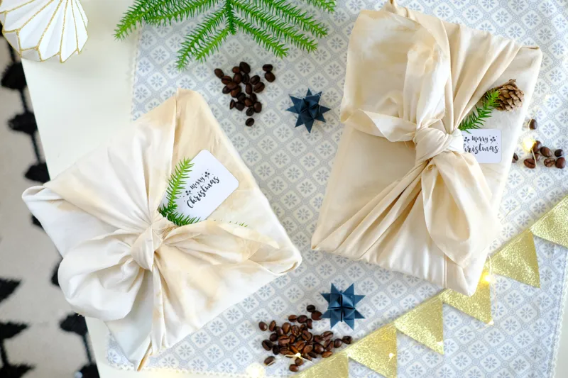 DIYnachten: Geschenktücher mit Kaffee batiken