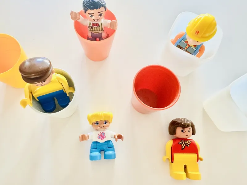 Spielidee für den Sommer: Duplo-Figuren einfrieren und stundenlangen Spielspaß erleben