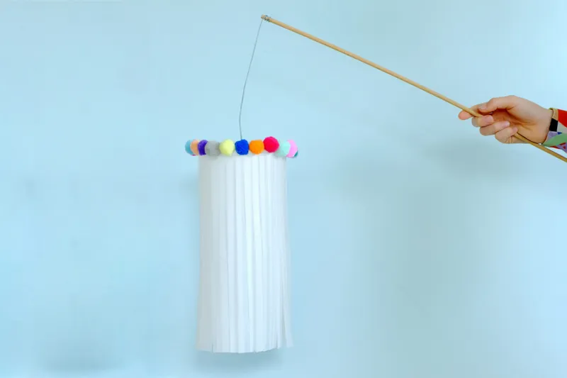 Gemütliche Lichtidee: DIY-Laterne aus Papierstreifen