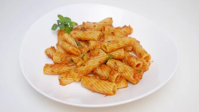 Nudeln mit Gemüse-Tomaten-Soße aus dem Backofen