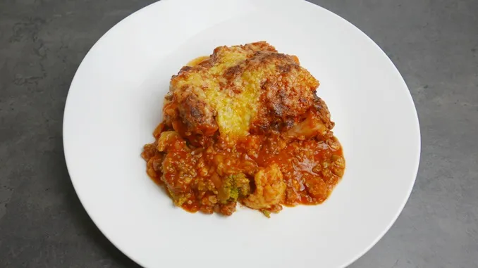 Überbackener Blumenkohl und Romanesco mit Tomaten-Hackfleisch-Sauce