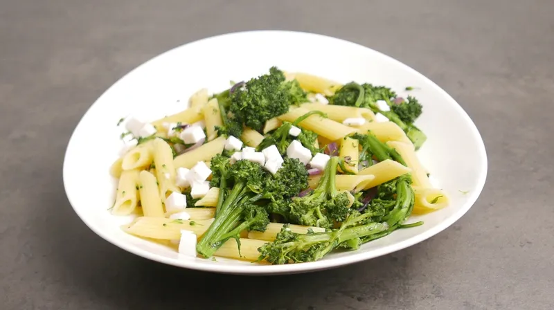 Nudeln mit Sprossenkohl, Schafskäse und roten Zwiebeln