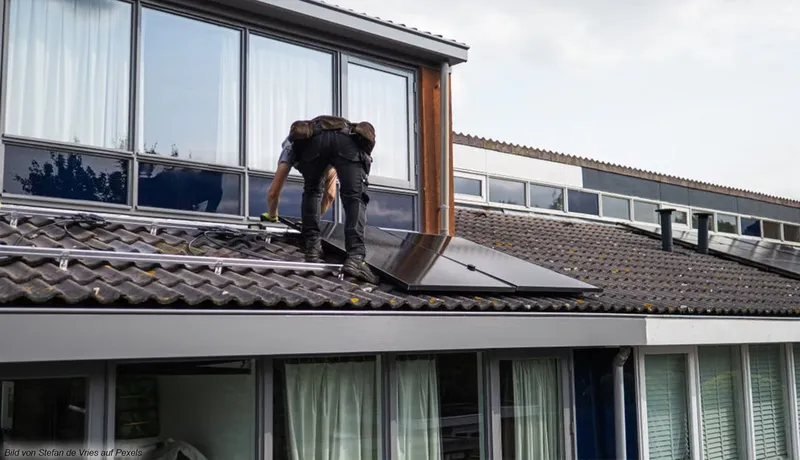 Ziegelbruch bei Photovoltaik-Montage: Wie Hausbesitzer Schäden am Dach vermeiden