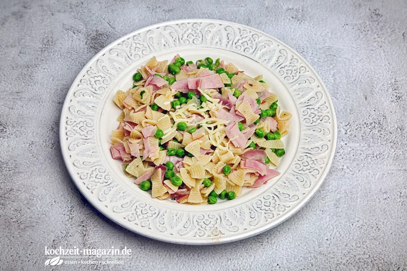 Schinkenfleckerl mit Erbsen, ein klassisches Alltagsgericht in wenigen Minuten zubereitet
