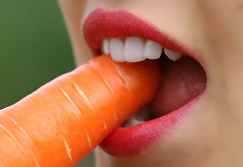 Antientzündliche Ernährung und Mundgesundheit: Wie Essgewohnheiten Zähne und Zahnfleisch beeinflussen