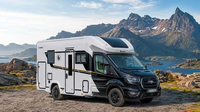 Benimar Yrteo 885: schmaler Teilintegrierter mit Heckbad und Hubbett auf 6,36 Meter