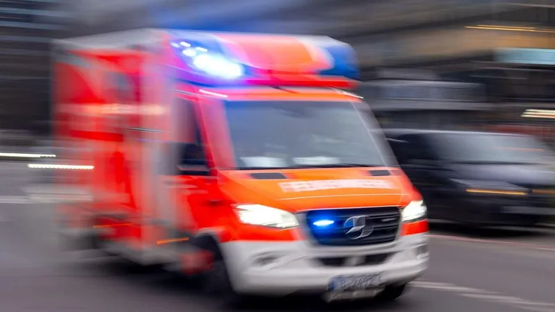 Motorradfahrerin bei Unfall in Südthüringen lebensbedrohlich verletzt