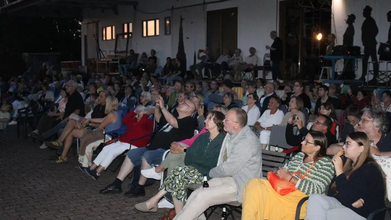 Freiluftkino im Kreis Gifhorn bezaubert mit Liebeskomödie zum lauen Sommerabend