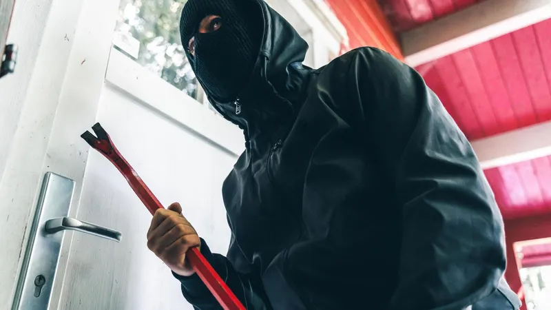 Panik nach Straftat: Einbrecher krachen mit Fluchtauto gegen Baum