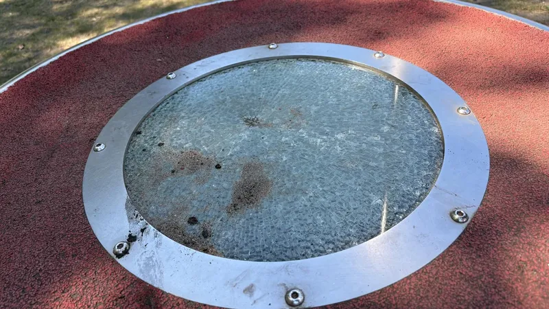 Zersprungenes Glas im Willy-Brandt-Park: Neue Sportinsel beschädigt