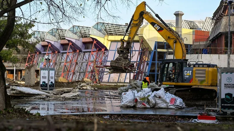 Abrissarbeiten am SEZ in Friedrichshain sorgen für Aufruhr