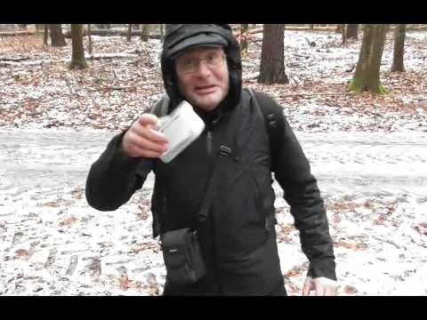 Ein Männlein steht im Walde und der Förster pflückt einen Pilz
