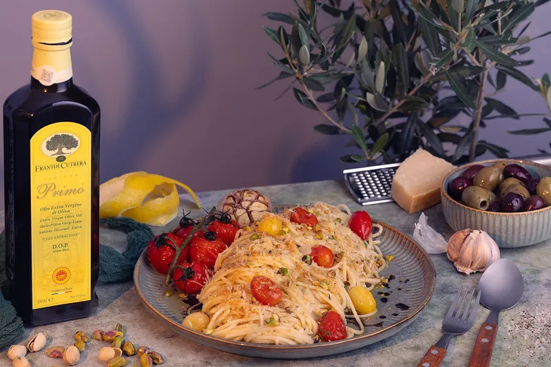 Spaghetti mit Knoblauch-Olivenöl, Ofentomaten & Pistazien-Crunch