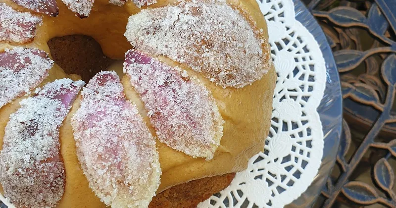 FOOD: Rezept für Gugelhupf mit kandierten Magnolienblüten und Karamell Zuckerguss