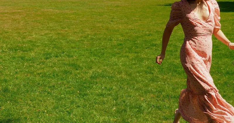 LOOKBOOK: Zeit ist das, was wir aus ihr machen - Tipps für einen entspannten Lockdown. | Cottagecore Maxikleid im Schlossgarten.
