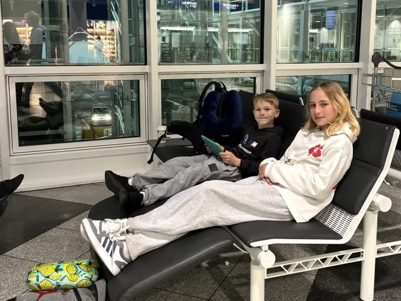 Day Flight vs Night Flight with Kids: Which Is Better?