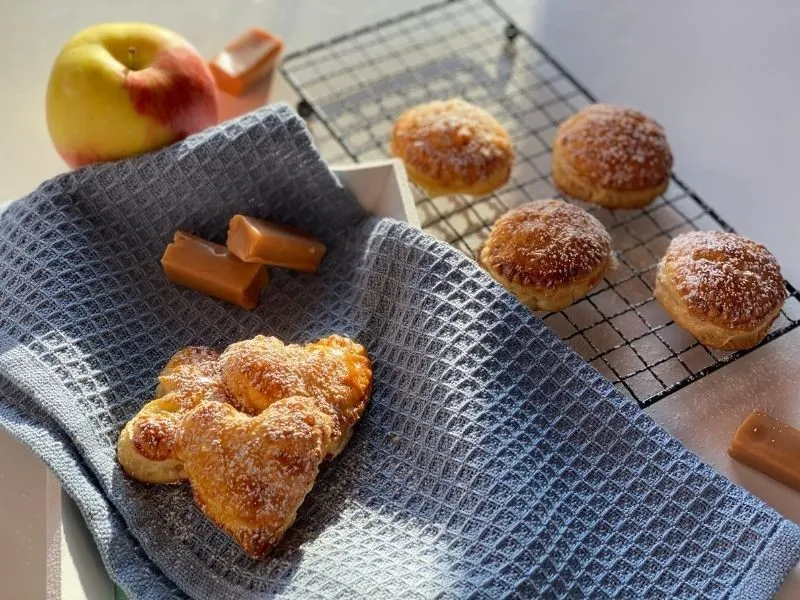 Apfel-Karamell-Taschen mit Blätterteig