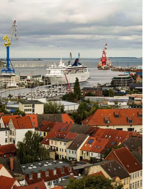 Wie Privatflüge den Engpass beim Transfer von Kreuzfahrtpassagieren im Sommer in Kiel lösen