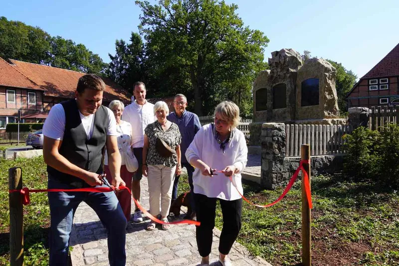 Platz am Kriegerdenkmal neu gestaltet und freigegeben