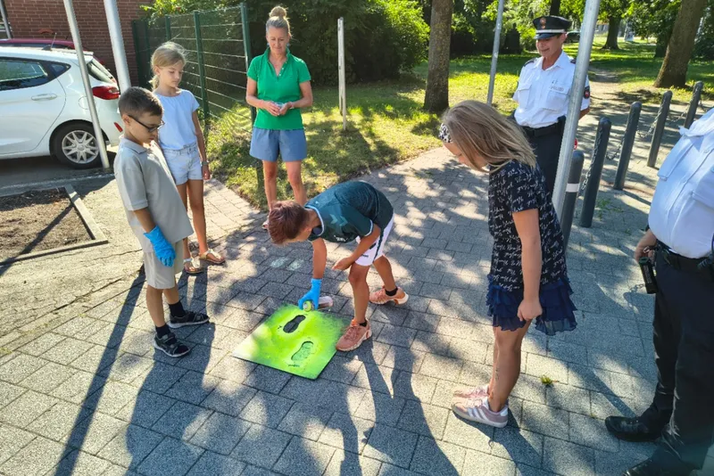 Kleine Füße zeigen den sicheren Schulweg – Polizei Celle beteiligt sich an landesweiter Präventionskampagne