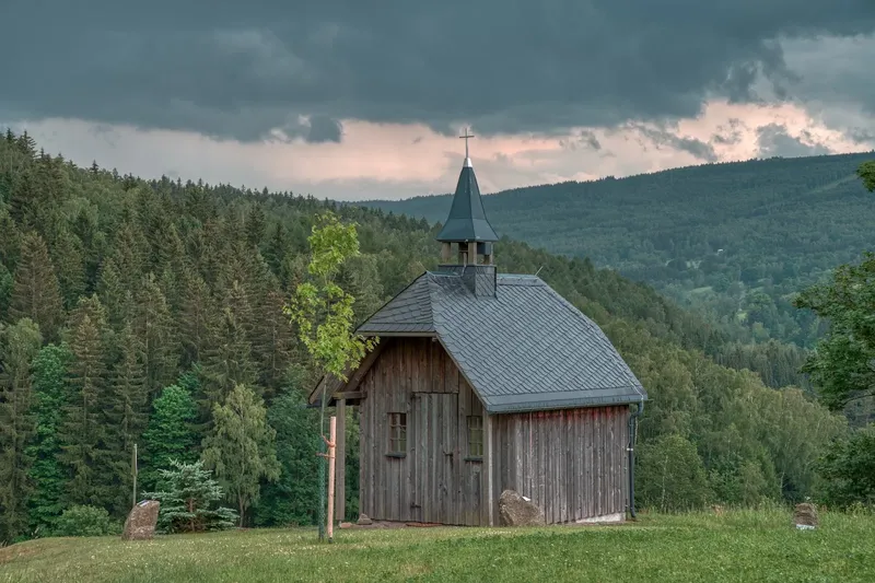 Fotospot Erzgebirge – Die Wanderkapelle am Weg